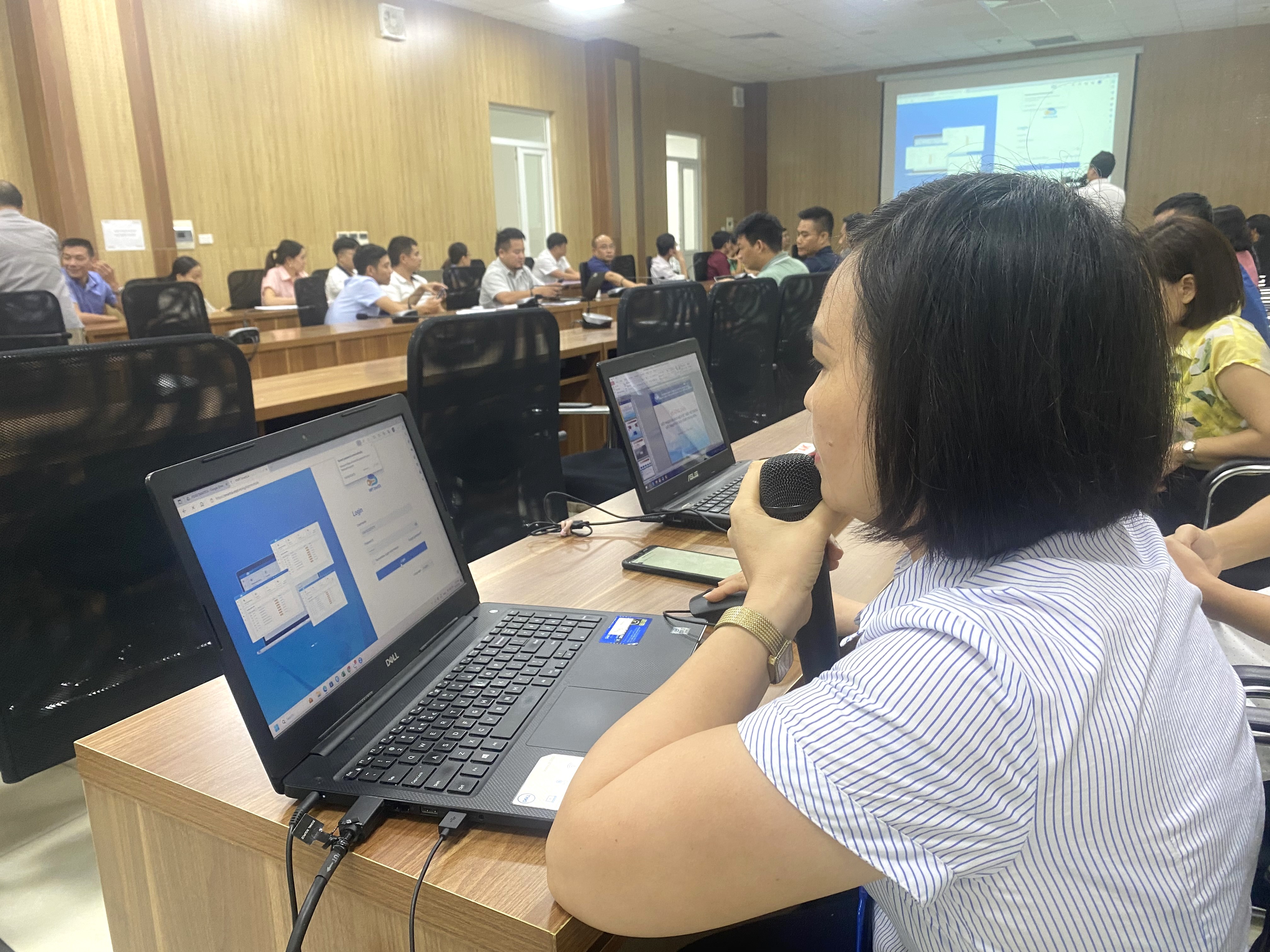 Nhân viên VNPT Thanh Hóa hướng dẫn các phóng viên thao tác sử dụng chữ ký số trên phần mềm