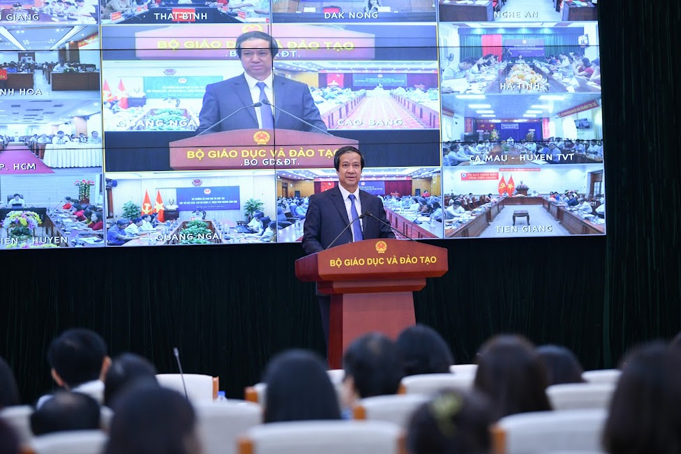 Bộ trưởng Nguyễn Kim Sơn gặp gỡ các nhà giáo, cán bộ quản lý, nhân viên ngành giáo dục sáng 15/8.