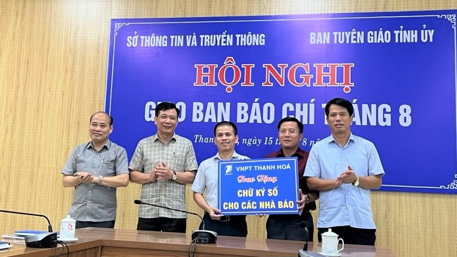 L&atilde;nh đạo Sở Th&ocirc;ng tin v&agrave; Truyền th&ocirc;ng Thanh H&oacute;a c&ugrave;ng đại diện VNPT Thanh H&oacute;a trao tặng chữ k&yacute; số cho c&aacute;c Văn ph&ograve;ng đại diện, ph&oacute;ng vi&ecirc;n thường tr&uacute; tr&ecirc;n địa b&agrave;n