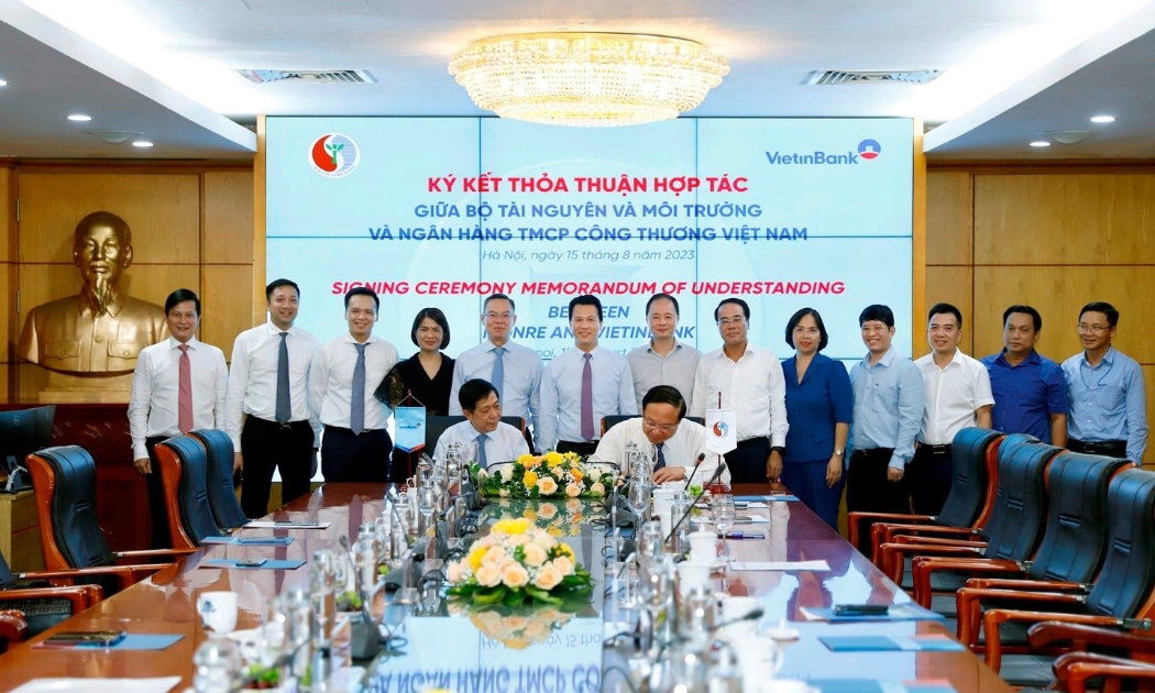 Ủy viên BCH Trung ương Đảng, Bộ trưởng Đặng Quốc Khánh và Chủ tịch Hội đồng quản trị VietinBank Trần Minh Bình chứng kiến Bộ Tài Nguyên và Môi trường và Ngân hàng TMCP Công Thương Việt Nam ký kết thỏa thuận hợp tác hướng đến các mục tiêu phát triển bền vững, quản lý tài nguyên, bảo vệ môi trường và ứng phó với biến đổi khí hậu, thúc đẩy tái cấu trúc nền kinh tế theo hướng phát triển các-bon thấp.