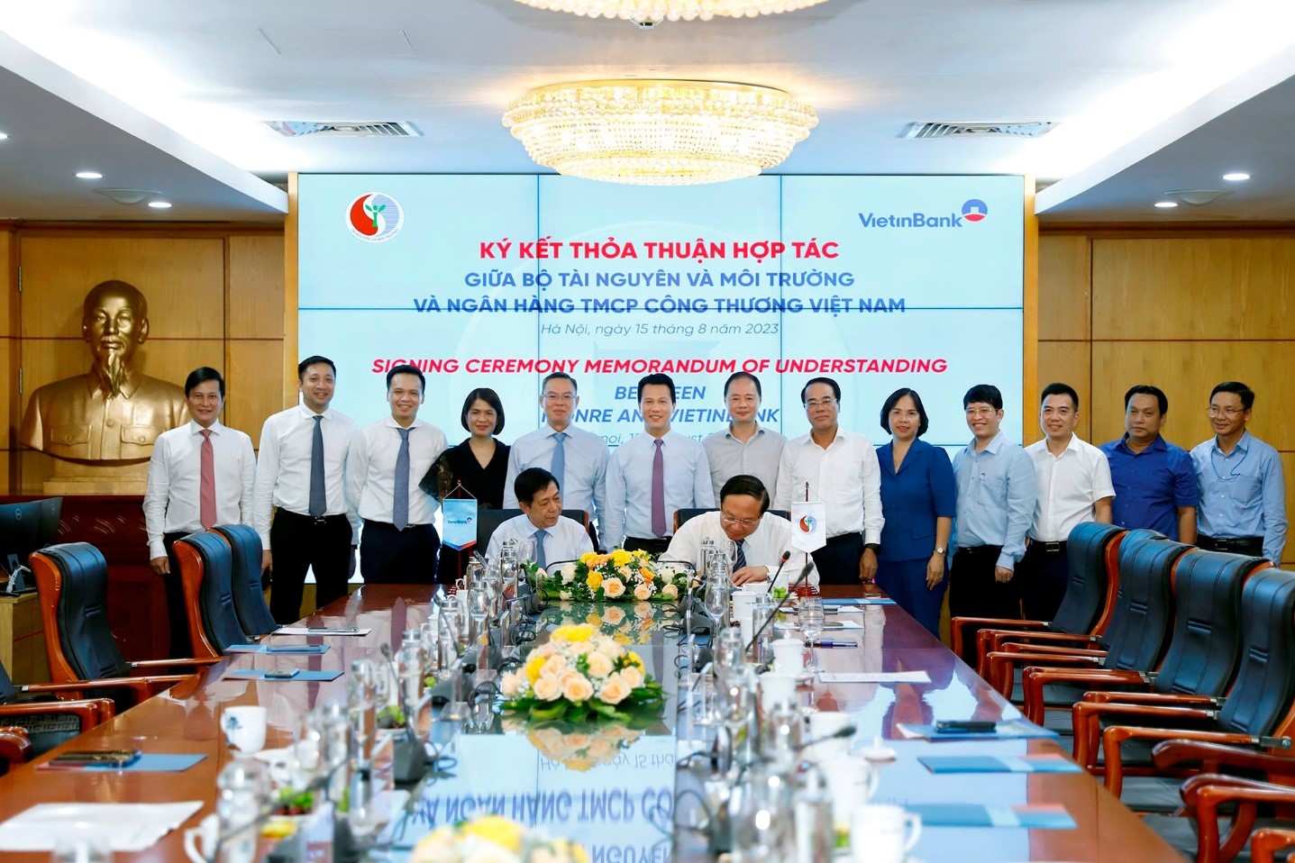 Ủy viên BCH Trung ương Đảng, Bộ trưởng Đặng Quốc Khánh và Chủ tịch Hội đồng quản trị VietinBank Trần Minh Bình chứng kiến Bộ Tài Nguyên và Môi trường và Ngân hàng TMCP Công Thương Việt Nam ký kết thỏa thuận hợp tác hướng đến các mục tiêu phát triển bền vững, quản lý tài nguyên, bảo vệ môi trường và ứng phó với biến đổi khí hậu, thúc đẩy tái cấu trúc nền kinh tế theo hướng phát triển các-bon thấp.