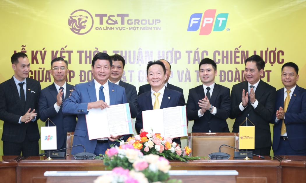 Ông Đỗ Quang Hiển, Chủ tịch Ủy ban Chiến lược T&T Group (phải) và ông Trương Gia Bình, Chủ tịch HĐQT FPT (trái) ký kết thỏa thuận hợp tác chiến lược giữa hai tập đoàn.