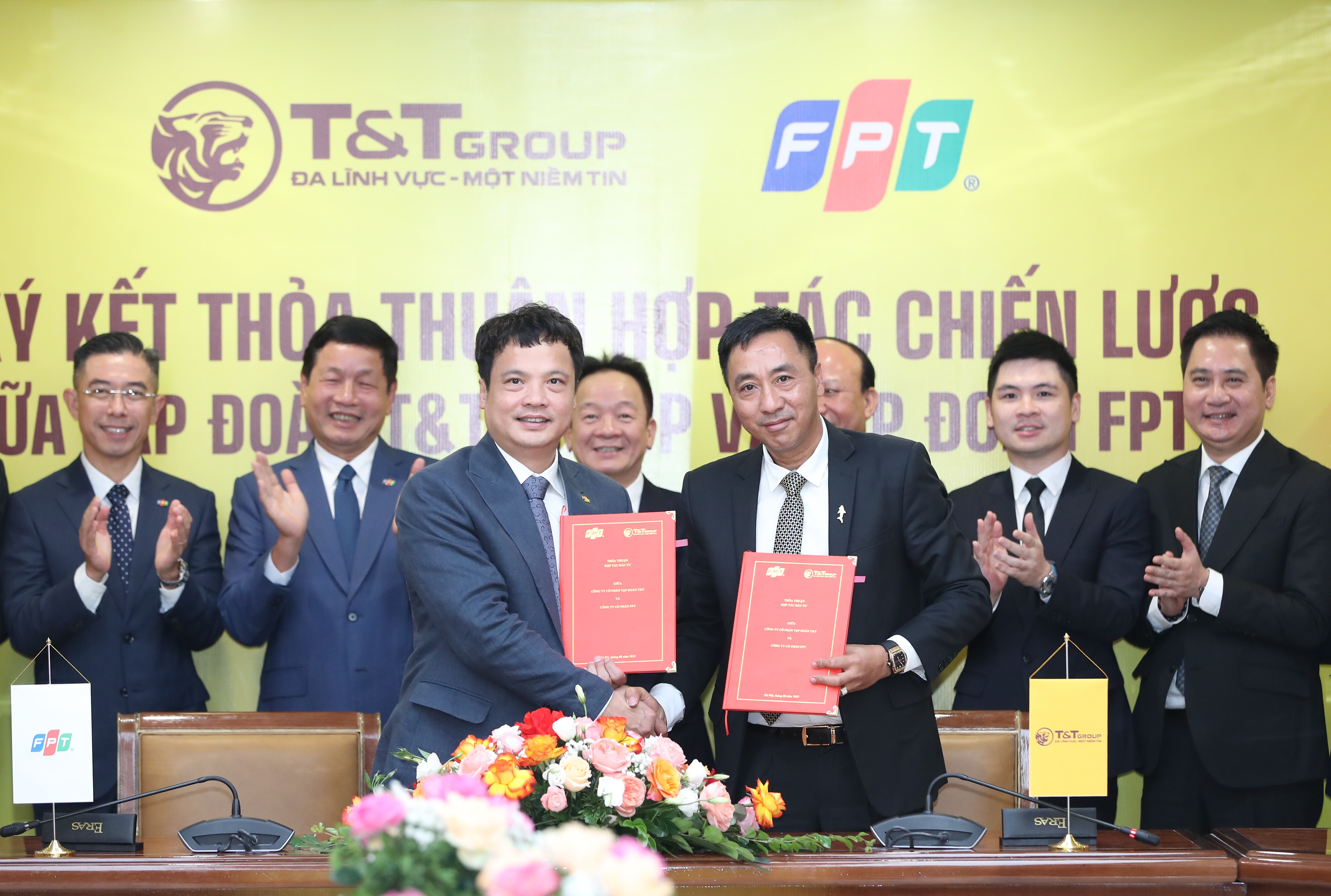 Ông Nguyễn Anh Tuấn, Phó Tổng giám đốc T&T Group (bên phải) và ông Nguyễn Văn Khoa, Tổng Giám đốc FPT (trái) trao thỏa thuận hợp tác đầu tư dự án T&T City Millennia.