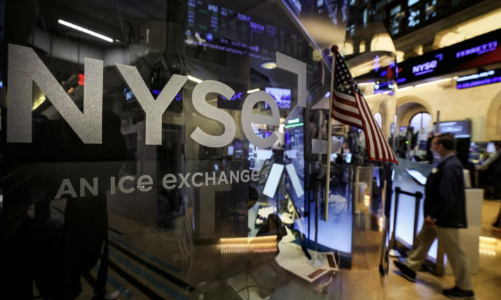 Chứng khoán Mỹ bán tháo vì số liệu bán lẻ tốt hơn dự báo, giá dầu giảm hơn 1%