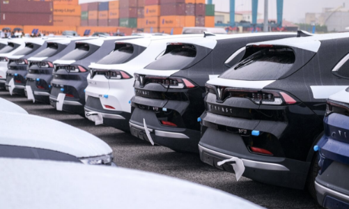 Vốn hoá VinFast vượt cả Mercedes-Benz