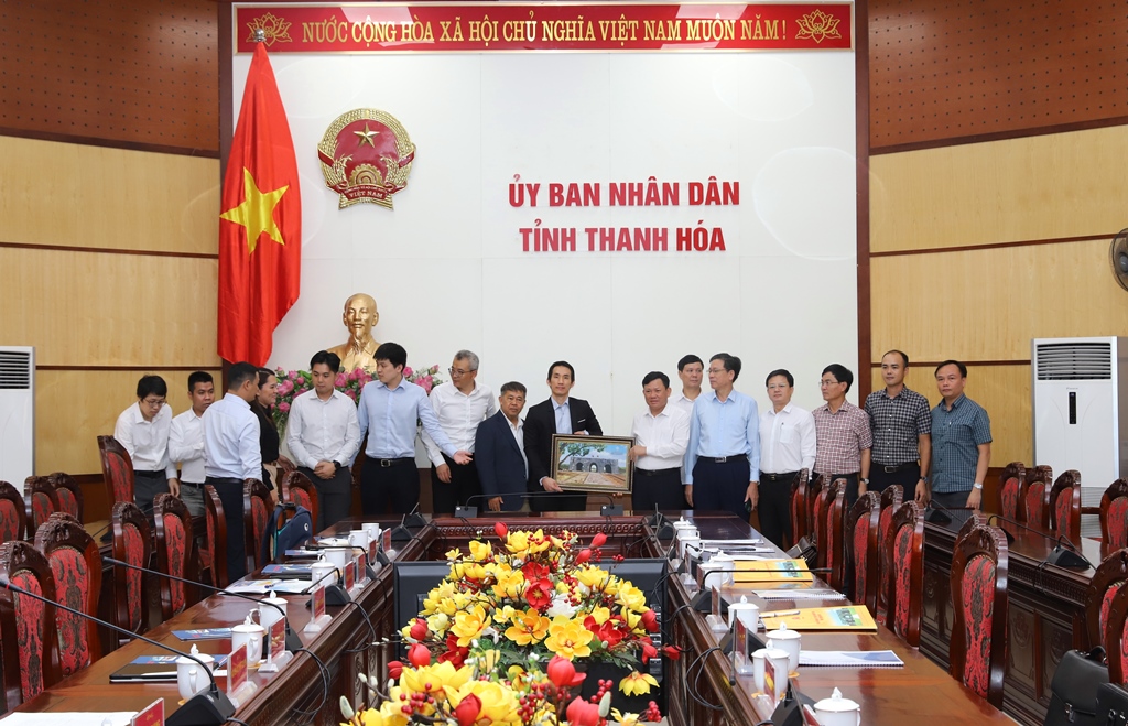 Phó Chủ tịch Thường trực UBND tỉnh Thanh Hóa tặng quà và ghi hình lưu niệm với đoàn công tác của Tập đoàn Năng lượng Gulf.