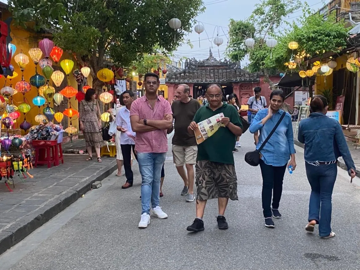 Tại Ấn Độ, mọi người thường đi du lịch theo nhau, vì thế dễ tổ chức những tour với số lượng người tham gia lớn.