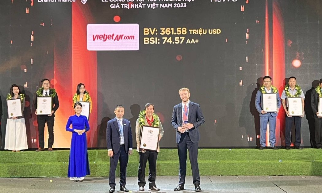 Ông Nguyễn Đức Thịnh, Phó Tổng giám đốc Vietjet nhận chứng nhận thương hiệu giá trị nhất Việt Nam 2023. (Ảnh: N.T).