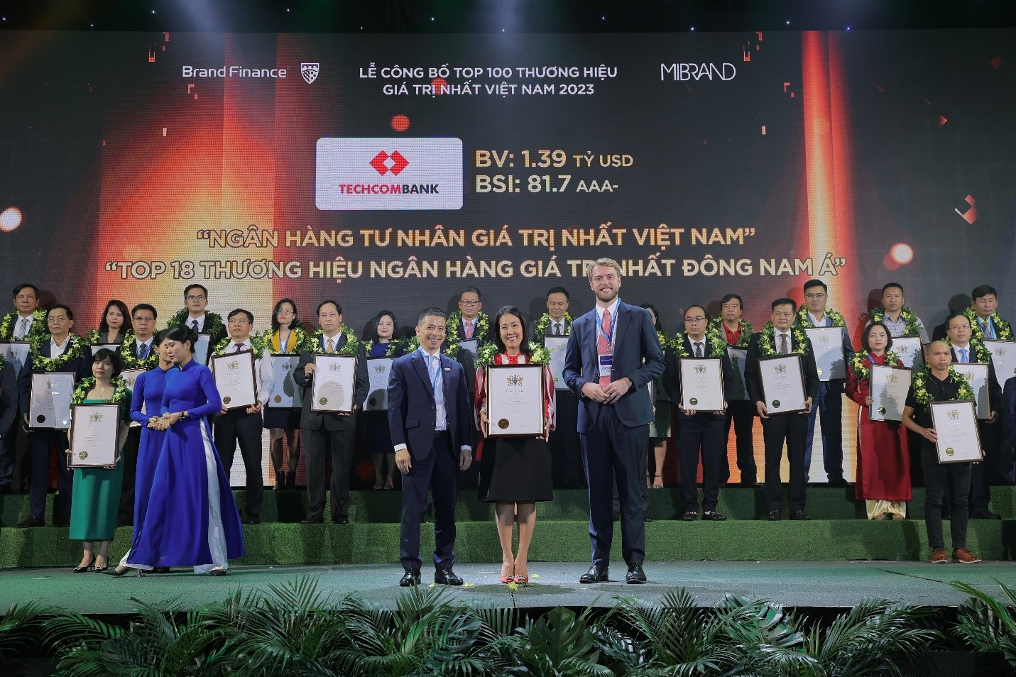 Bà Thái Minh Diễm Tú Giám đốc Marketing Ngân hàng TMCP Kỹ thương (Techcombank) cùngAlex Haigh, Giám đốc điều hành, Brand Finance Châu Á Thái Bình Dương và ông Lại TiếnMạnh - Giám đốc điều hành Mibrand Vietnam.