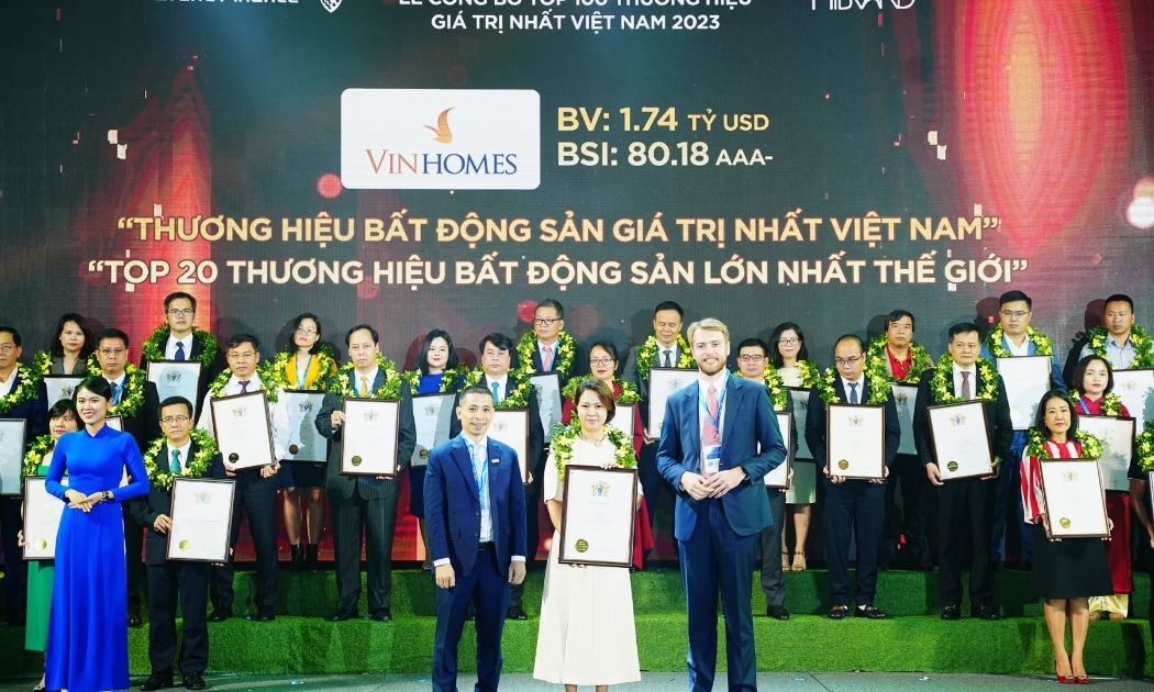 Bà Nguyễn Thu Hằng - Tổng Giám đốc Công ty Cổ phần Vinhomes nhận bằng chứng nhận Top 20 thương hiệu bất động sản giá trị nhất Thế giới.