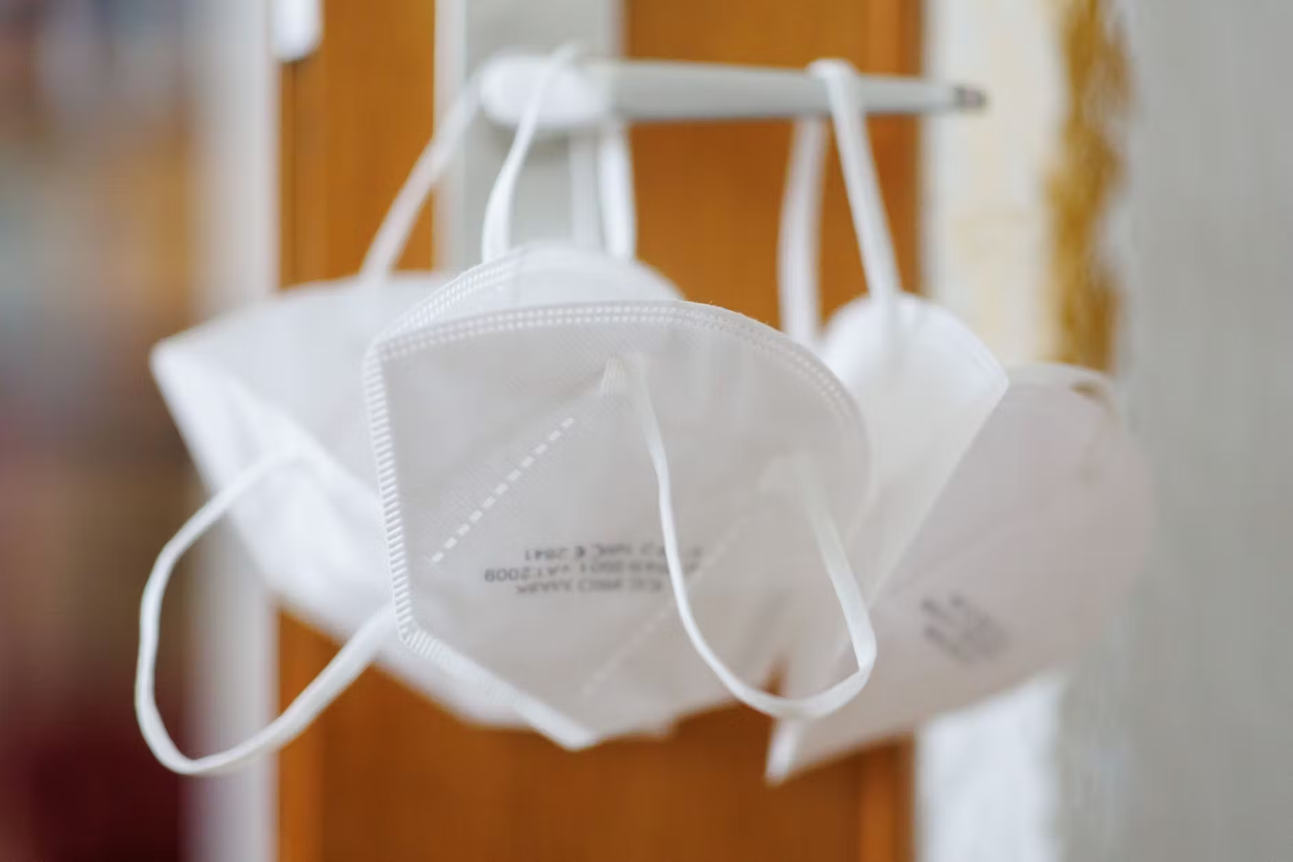 Những người c&oacute; nguy cơ mắc bệnh n&ecirc;n c&acirc;n nhắc việc ti&ecirc;m nhắc lại v&agrave; sử dụng khẩu trang.