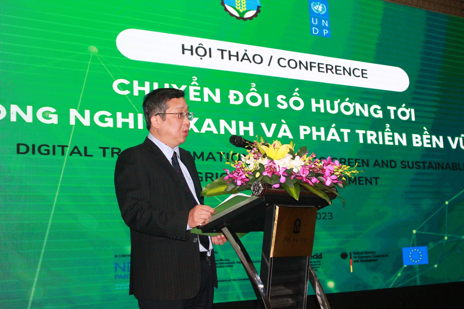 Thứ trưởng Ho&agrave;ng Trung ph&aacute;t biểu khai mạc hội thảo.