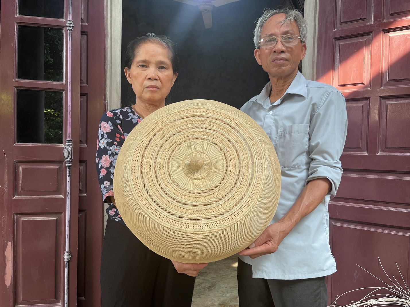 Vợ chồng &ocirc;ng Trần Văn Kh&aacute; v&agrave; b&agrave; Nguyễn Thị Tiến b&ecirc;n một sản phẩm mới ho&agrave;n th&agrave;nh.