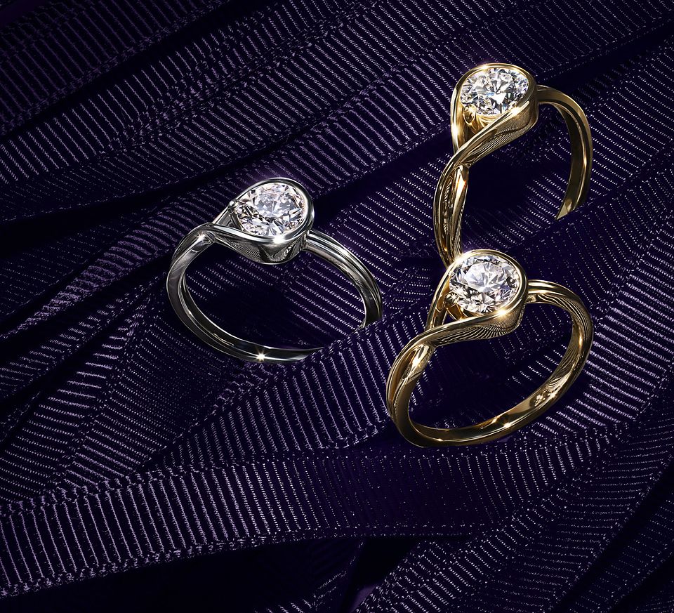 Pandora đang thiết kế các món trang sức với kim cương trong phòng thí nghiệm bằng cách sử dụng bạc và vàng tái chế.
