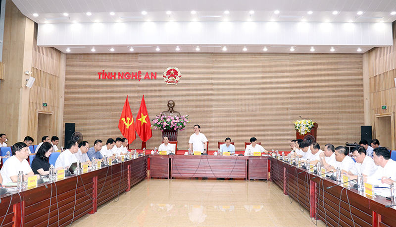 To&agrave;n cảnh Hội nghị&nbsp;giao ban v&ecirc;̀ tình hình thực hi&ecirc;̣n giải ng&acirc;n v&ocirc;́n đ&acirc;̀u tư c&ocirc;ng, chương trình phục h&ocirc;̀i kinh t&ecirc;́ - xã h&ocirc;̣i, 3 chương trình mục ti&ecirc;u qu&ocirc;́c gia.