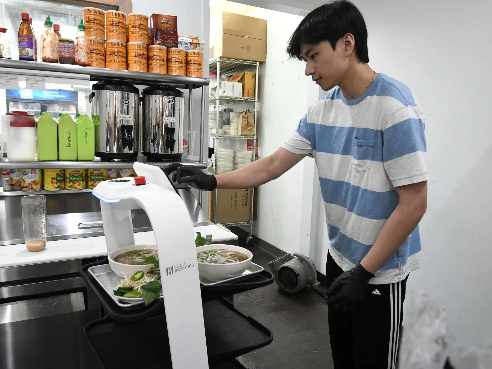 Robot phục vụ tại nhà hàng Pho House ở thành phố Norman (bang Oklahoma, Mỹ).