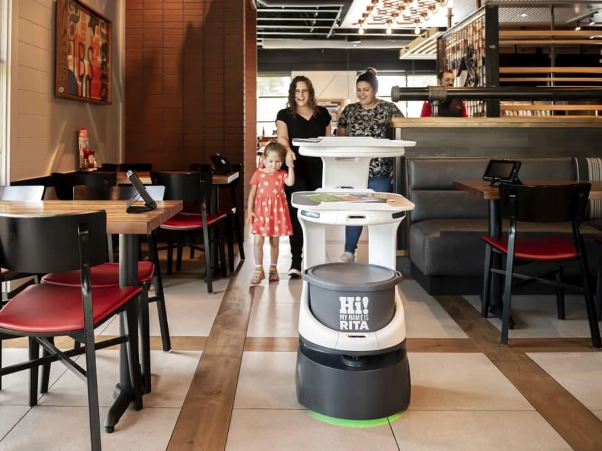 Robot vẫn chưa thể đủ năng lực thay thế ho&agrave;n to&agrave;n con người v&igrave; c&ograve;n tồn tại nhiều nhược điểm kh&oacute; khắc phục.