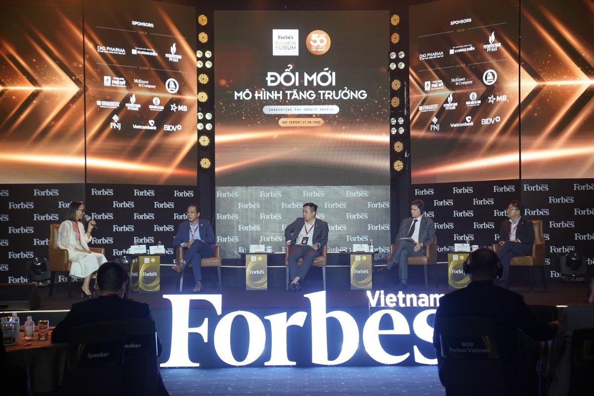 Phi&ecirc;n thảo luận &ldquo;Th&aacute;ch thức mới - Cơ hội mới&rdquo; tại Diễn đ&agrave;n Kinh doanh 2023.