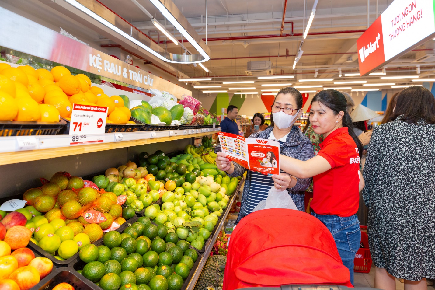 Người tiêu dùng mua sắm tại siêu thị WinMart.
