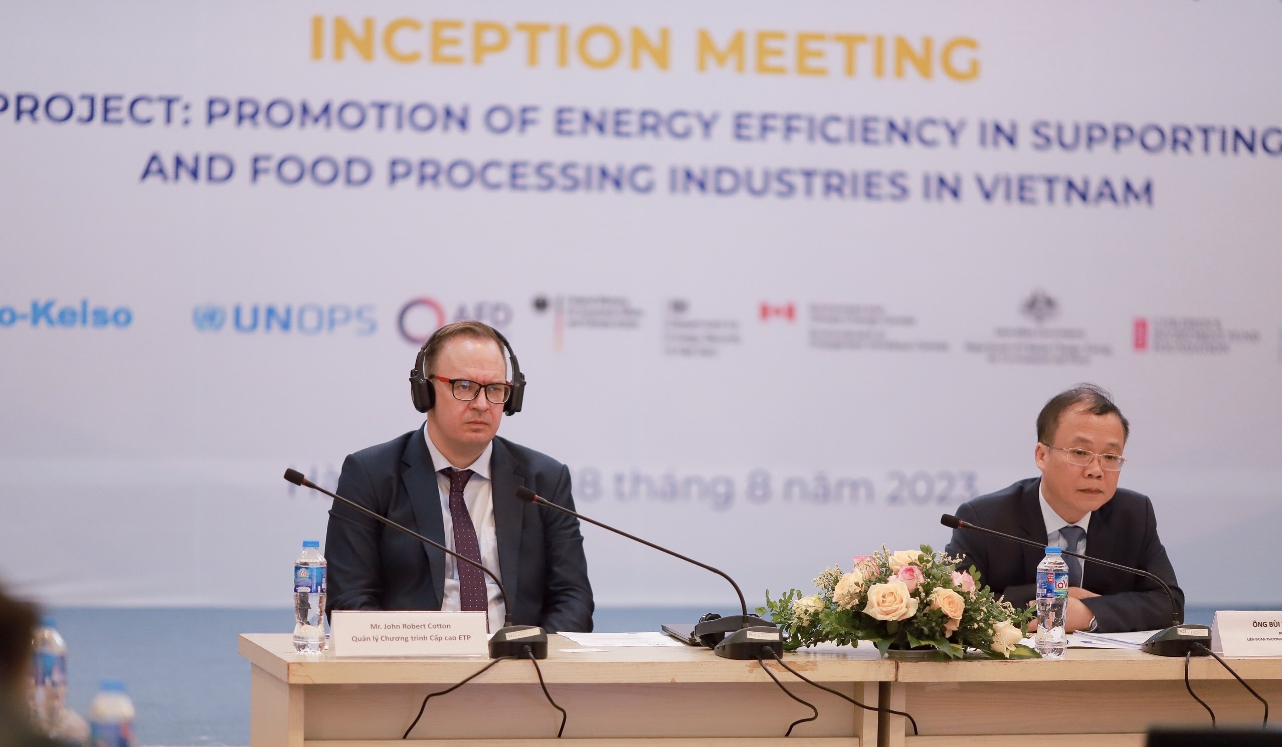 &Ocirc;ng B&ugrave;i Trung Nghĩa, Ph&oacute; Chủ tịch VCCI v&agrave; &ocirc;ng&nbsp;John Robert Cotton, Quản lý Chương trình C&acirc;́p cao ETP chủ tr&igrave; hội thảo.