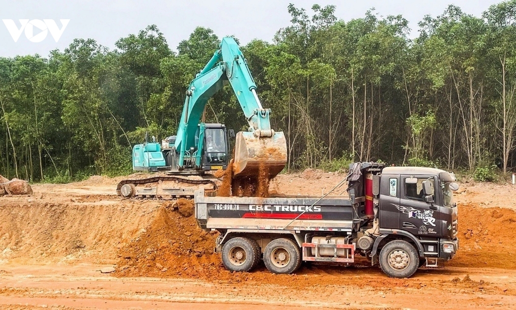Về lâu dài, để chủ động nguồn vật liệu thay thế cát sông, Bộ Giao thông vận tải sẽ dùng cát biển xây các dự án trong khu vực này.