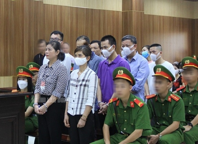 Bị cáo Phạm Thị Hằng, cựu Giám đốc Sở Giáo dục và Đào tạo Thanh Hóa cùng 11 đồng phạm hầu tòa