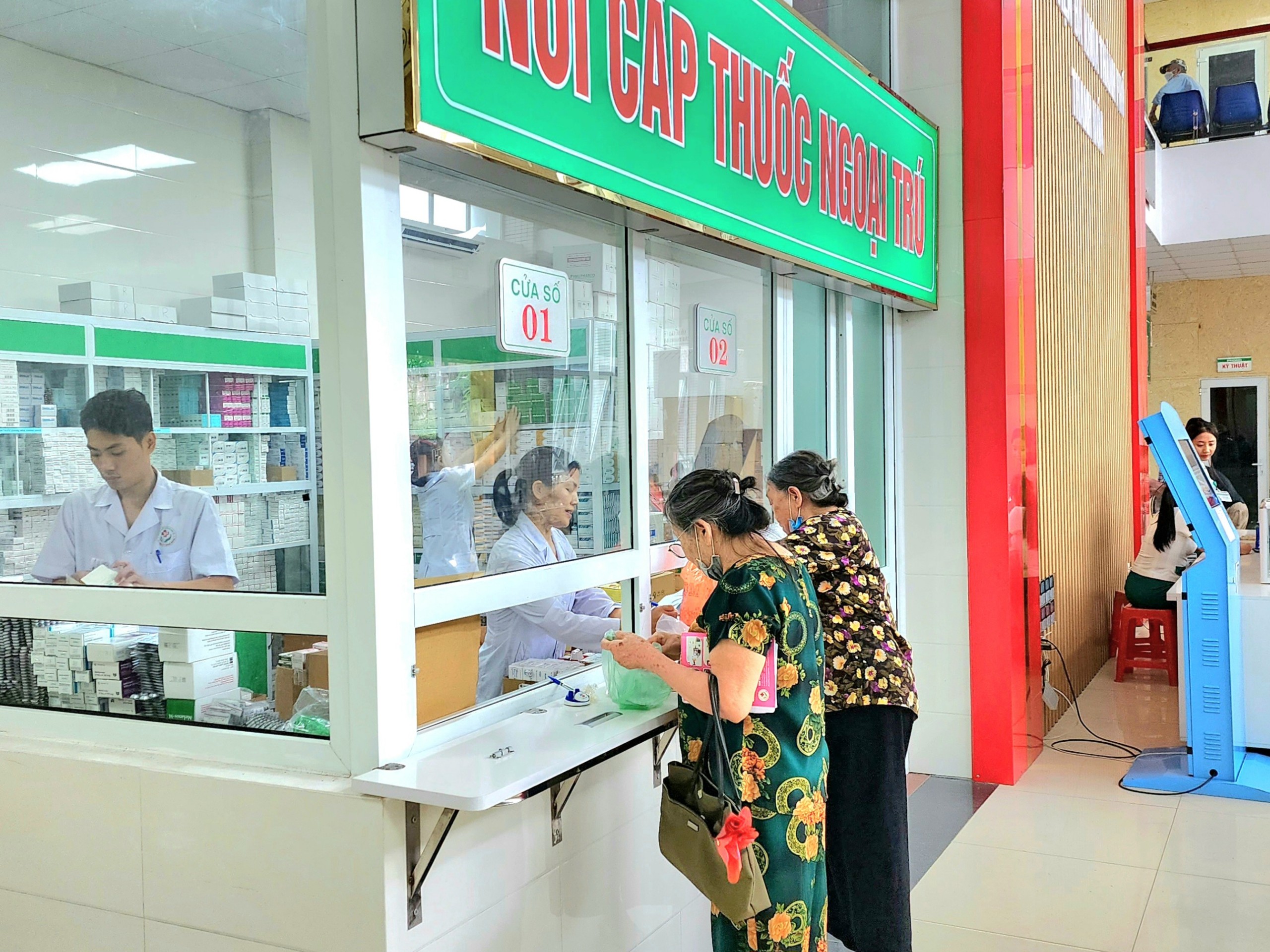 Trình độ ứng dụng công nghệ của người dân nhất là khu vực miền núi, người cao tuổi còn thấp nên việc sử dụng các phương thức thanh toán không dùng tiền mặt còn hạn chế