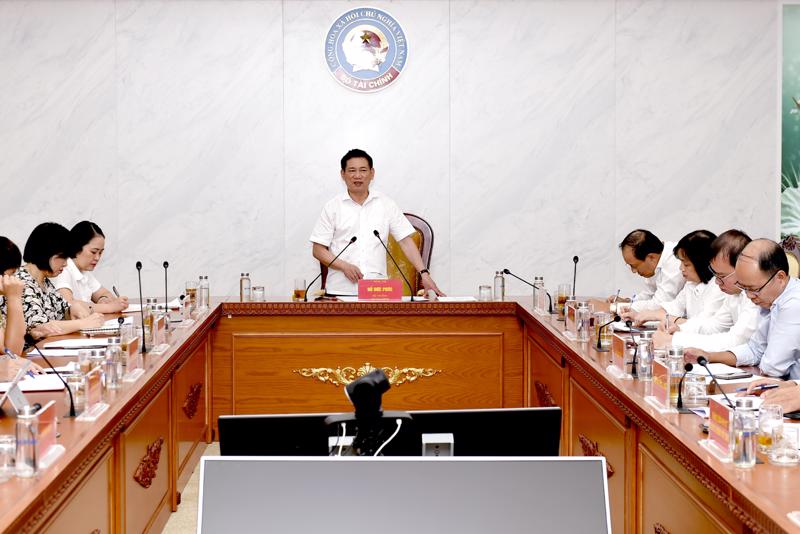 Minister of Finance Ho Duc Phoc (C) at the meeting. 
