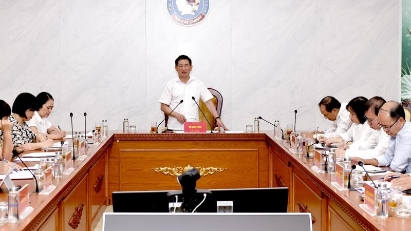 Finance minister seeking solutions to develop corporate bond market