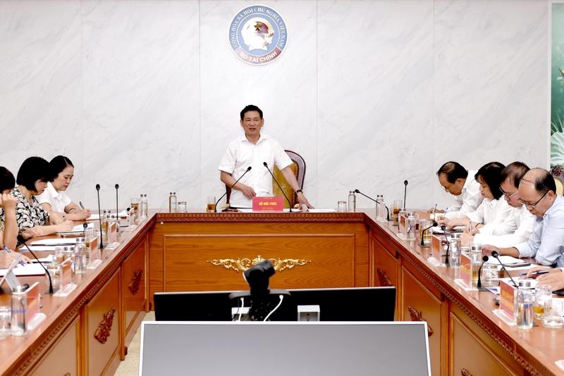 Finance minister seeking solutions to develop corporate bond market