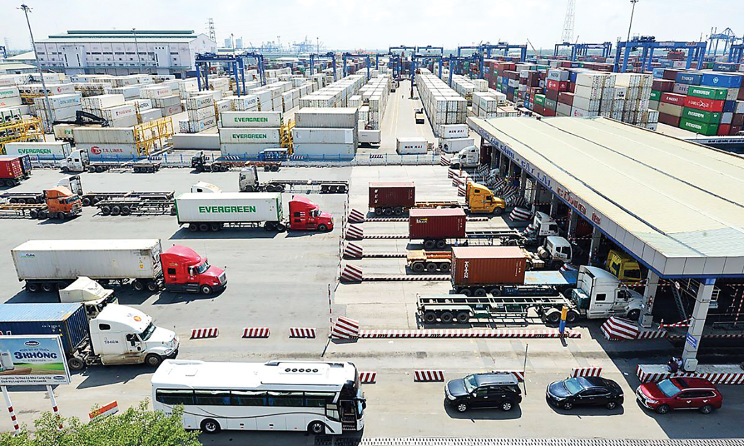 Vận tải đường bộ vẫn là phương thức hoạt động chính, trong khi đó hạ tầng đường bộ đang bị quá tải, xuống cấp, các phương thức vận tải khác chưa phát triển. 