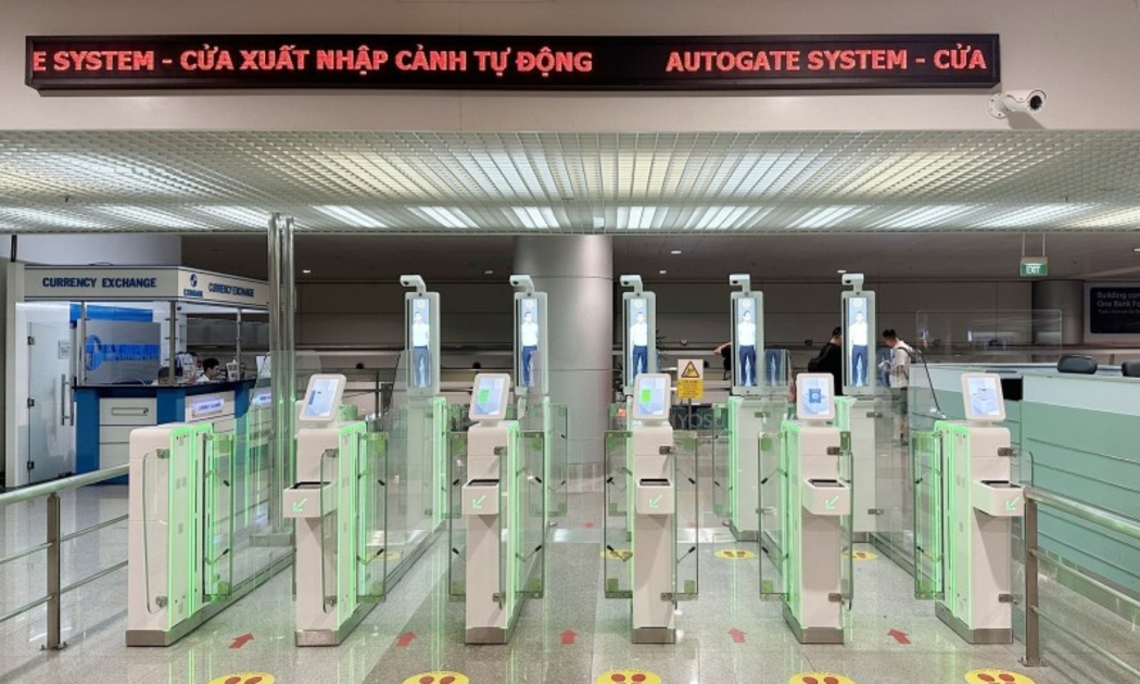 Hành khách nhập cảnh bằng hệ thống Autogate tại cửa khẩu các sân bay quốc tế.