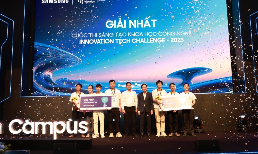 Ông Choi Joo Ho trao giải cho 2 đội thi đạt giải nhất Cuộc thi Sáng tạo Khoa học công nghệ “Innovation Tech Challenge - 2023”