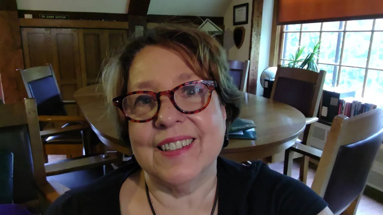 Diane Gayeski, gi&aacute;o sư truyền th&ocirc;ng tại Cao đẳng Ithaca, đang x&acirc;y dựng ChatGPT trong b&agrave;i tập của sinh vi&ecirc;n.