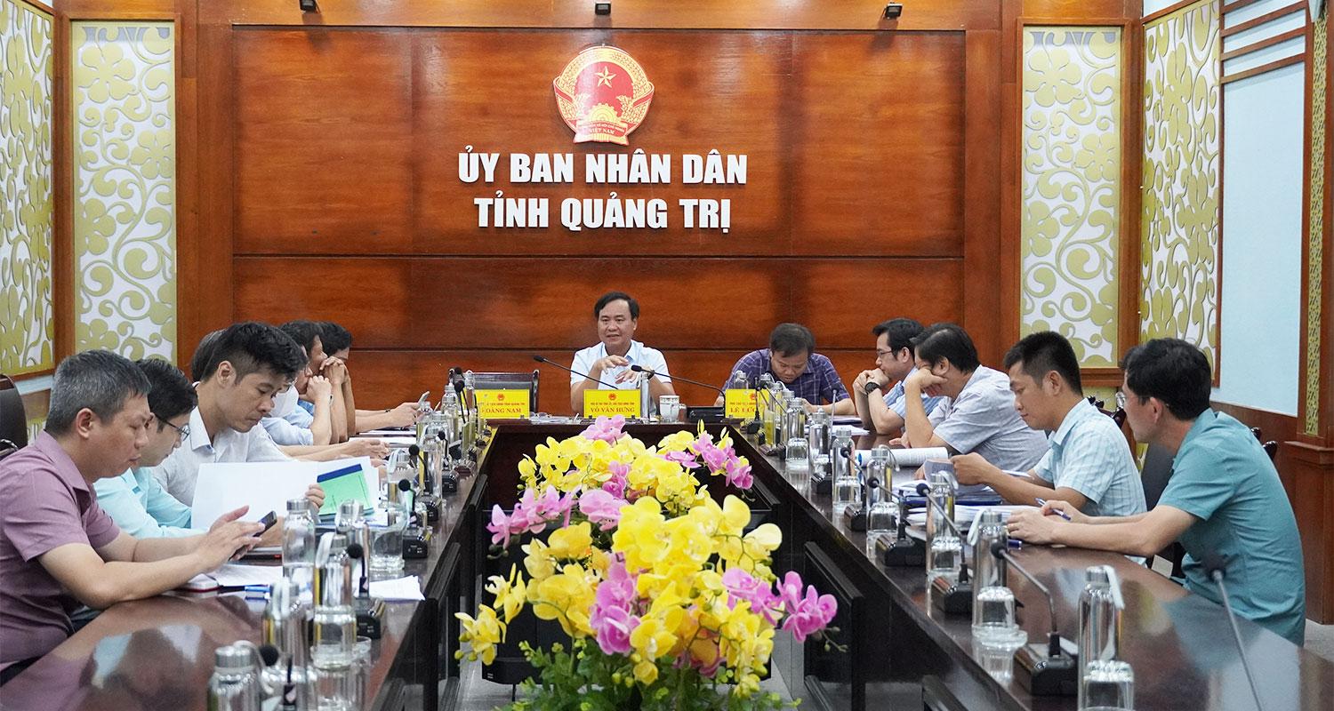 Chủ tịch UBND tỉnh Quảng Trị Võ Văn Hưng chủ trì cuộc họp với các ngành về hồ sơ Báo cáo nghiên cứu khả thi dự án thành phần 2 - xây dựng cảng hàng không Quảng Trị ngày 18/8 vừa qua. 