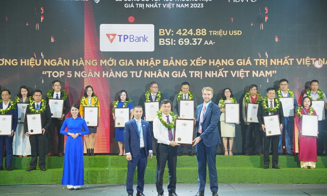 Anh Đinh Văn Chiến - Phó Tổng giám đốc kiêm Giám đốc Khối Khách hàng cá nhân TPBank nhận giải thưởng.