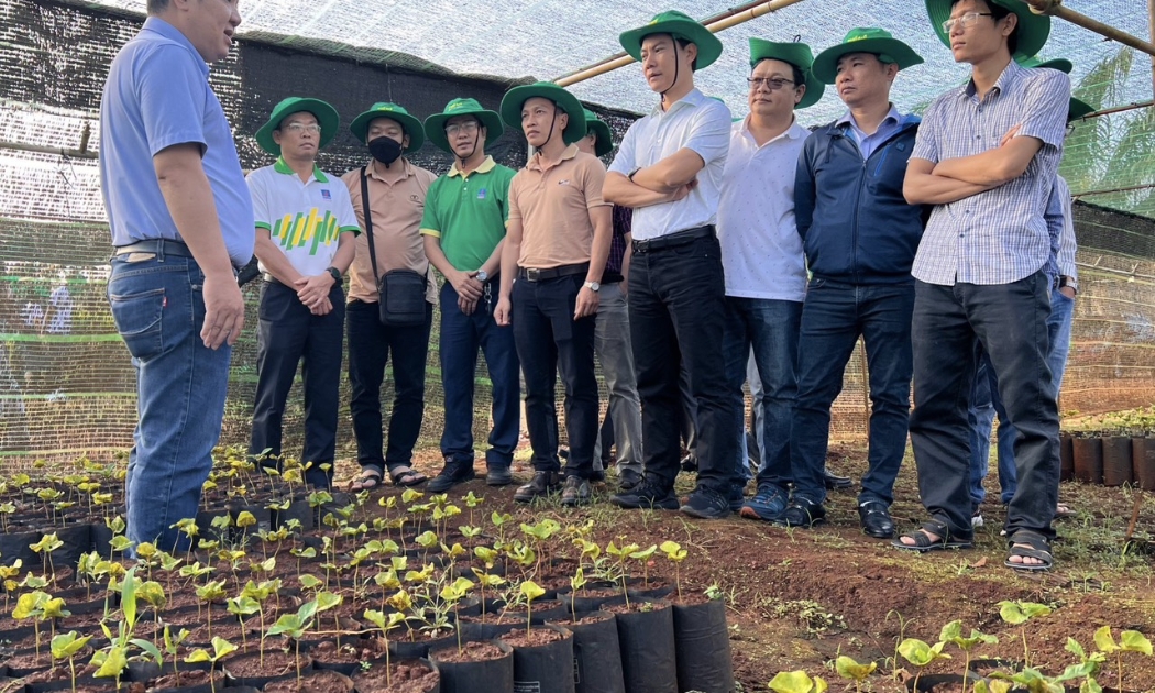 Các kỹ sư Nhà máy NPK Phú Mỹ tham gia thực địa, tìm tòi nhằm nâng cao, cải tiến cho sản phẩm NPK Phú Mỹ.