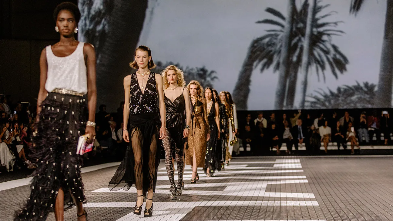 Show diễn giới thiệu BST Chanel Cruise 2023/24 được v&iacute; như s&agrave;n diễn thời trang Hollywood t&aacute;i hiện dưới &aacute;nh ho&agrave;ng h&ocirc;n Los Angeles.
