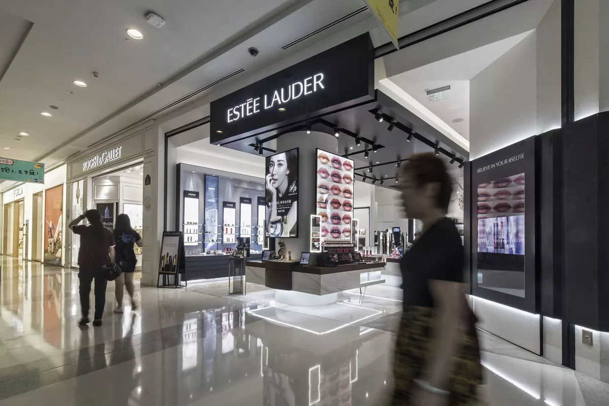 Estée Lauder có khoảng 30% doanh thu hàng năm đến từ khu vực Châu Á Thái Bình Dương.
