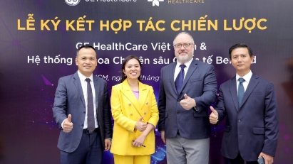A representative of the U.S. Consulate attends the Signing ceremony and congratulates the first showsite of GE HealthCare in Vietnam