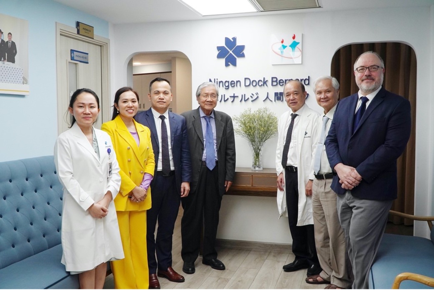 Attending the signing ceremony were Mr. Gregory Harris from the Principal Commercial Office at the US Consulate, Professor Nguyen Chan Hung, Dr Le Truong Giang, President of the Ho Chi Minh City Public Health Association, and Senior Consultant Tran Doan Dao.