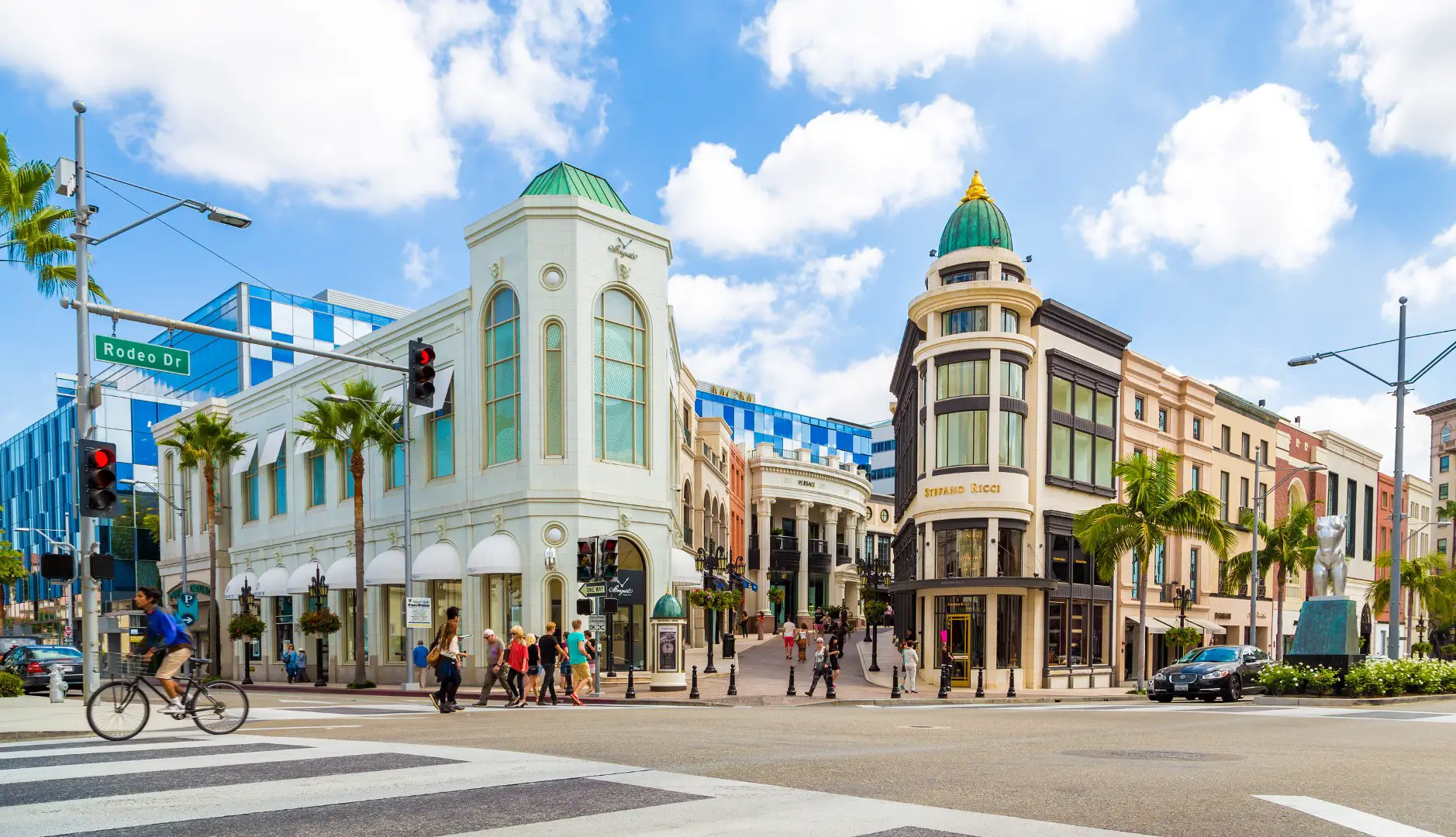 Khu phố Rodeo Drive với những boutique m&agrave;u trắng, nằm san s&aacute;t v&agrave;o nhau, đ&uacute;ng kiểu nh&agrave; ở Los Angeles.