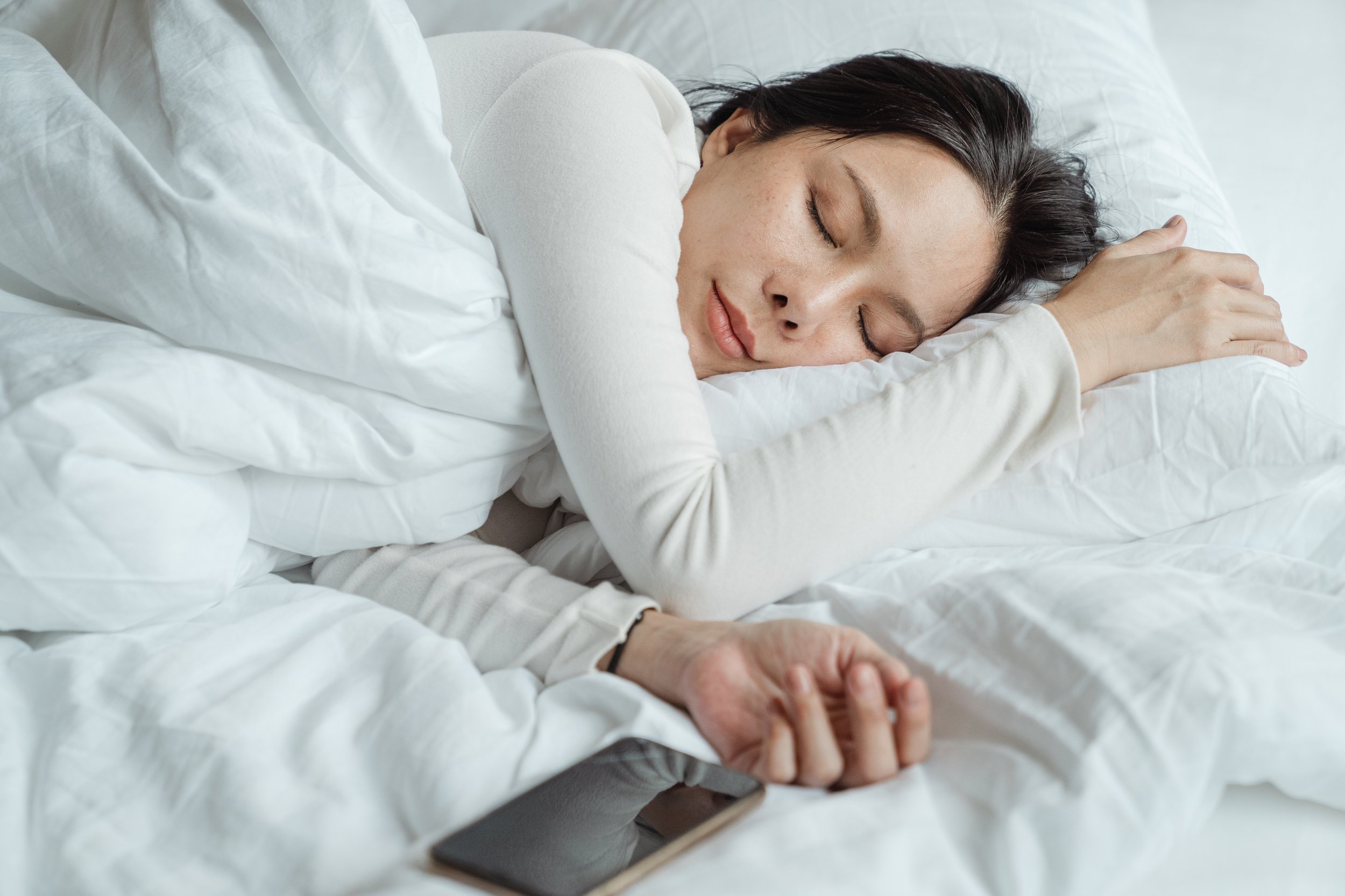 Với người trưởng thành, những âm thanh tạo cảm giác dễ chịu như tiếng mưa rơi, sóng vỗ, nước chảy… cũng giúp con người thư giãn và dễ đi vào giấc ngủ.