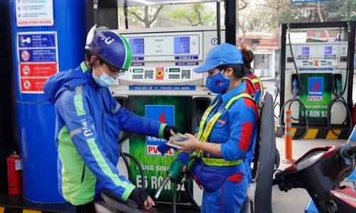 Liên tiếp tăng giá, xăng RON95-III vượt ngưỡng 24.000 đồng/lít