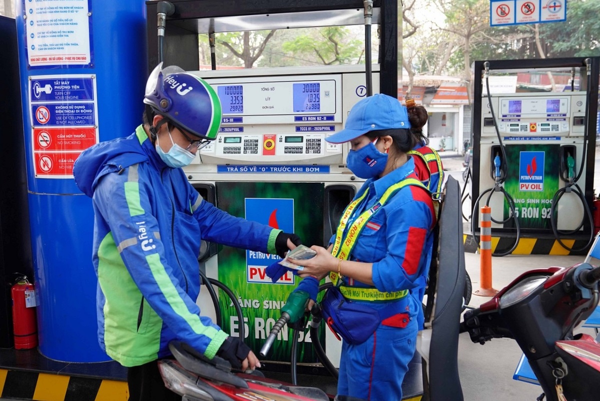 Từ chiều ngày 21/8/2023, giá bán các mặt hàng xăng tăng từ 517 đồng/lít - 608 đồng/lít so với giá hiện hành. 