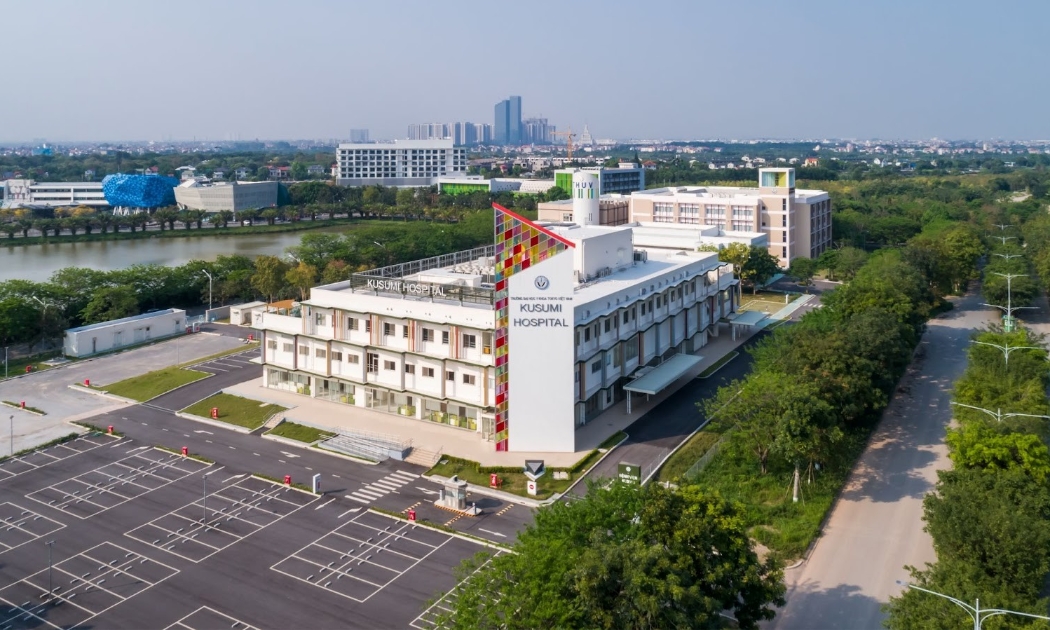 Bệnh viện Kusumi nằm trong không gian xanh mát của Ecopark.