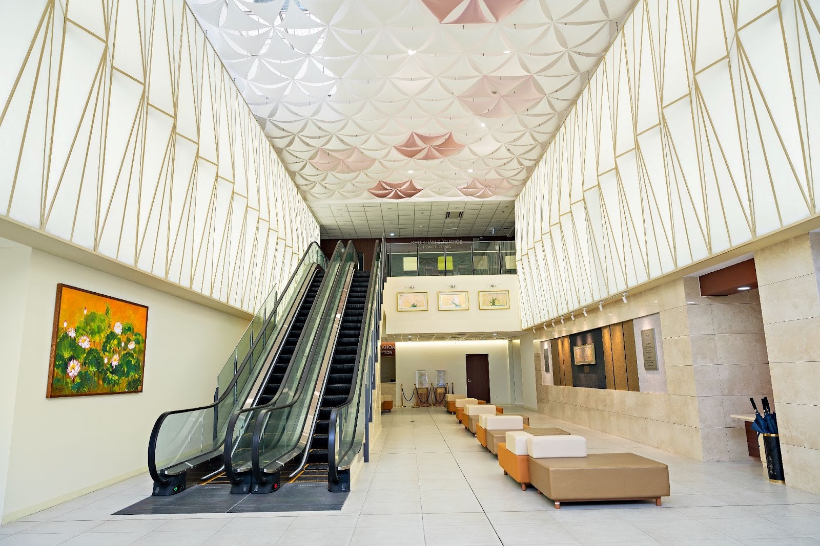 Sảnh chờ bệnh viện thiết kế hiện đại, tiện nghi.