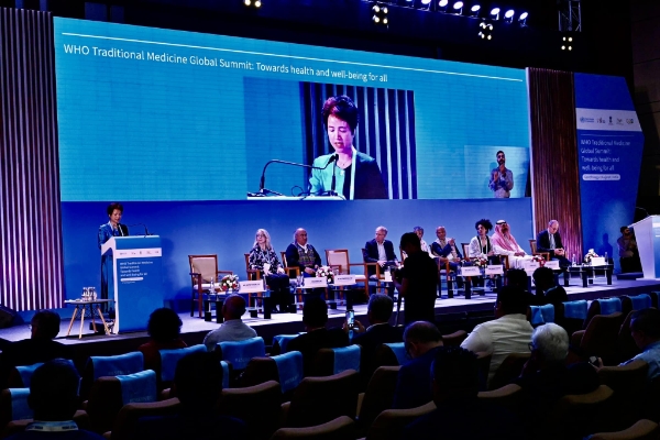 B&agrave; Nguyễn Thị Hương Li&ecirc;n, Ph&oacute; Chủ tịch C&ocirc;ng ty Cổ phần Sao Th&aacute;i Dương ph&aacute;t biểu tại phi&ecirc;n thảo luận.