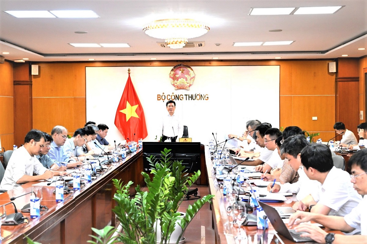 Bộ trưởng Nguyễn Hồng Diên chủ trì cuộc họp về tình hình thực hiện các dự án đường dây 500 kV mạch 3. Ảnh: Bộ Công Thương.