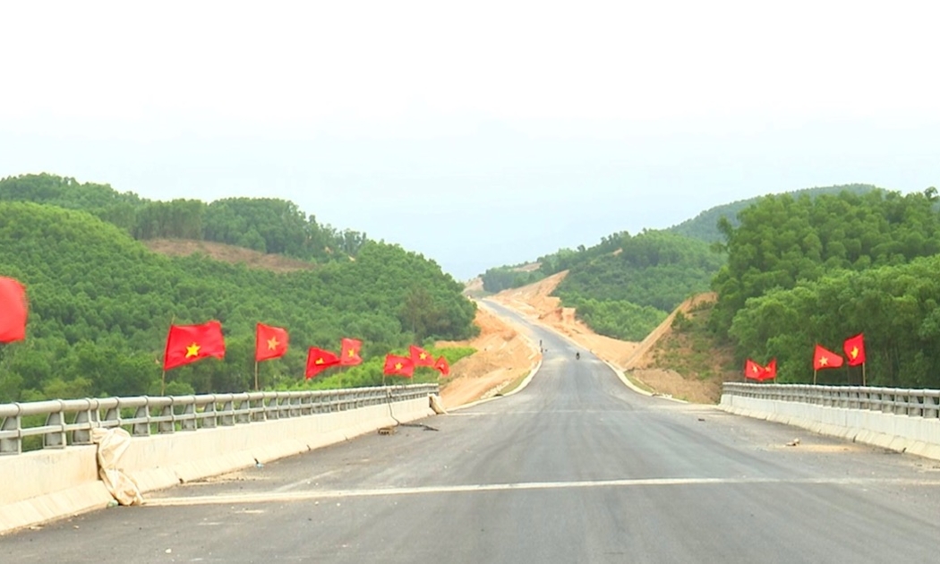 Đoạn cao tốc La Sơn-Túy Loan đã được đưa vào khai thác cuối năm 2022. Ảnh Ngô Anh Văn